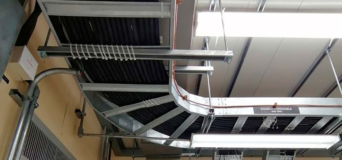 Bandejas portacables, para cableado en instalaciones industriales.